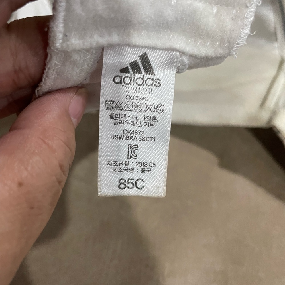 💙4️⃣0️⃣0️⃣💙Adidas sports bra. Pre loved 🥰 size 85C (38C) condition 10/10 - Picture 4 of 8